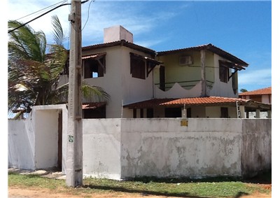 Casa de praia para alugar em Pitangui em Natal Imóveis Casa com 5  dormitórios sendo 1 suíte, WC social, cozinha, dependência de empregada,  área de serviço, mobiliada. Jardim, piscina, varanda, vista mar,